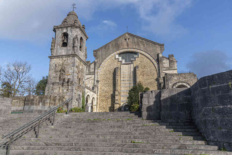 Vizcaya - parque natural de Urkiola 04 - santuario de Urkiola.jpg